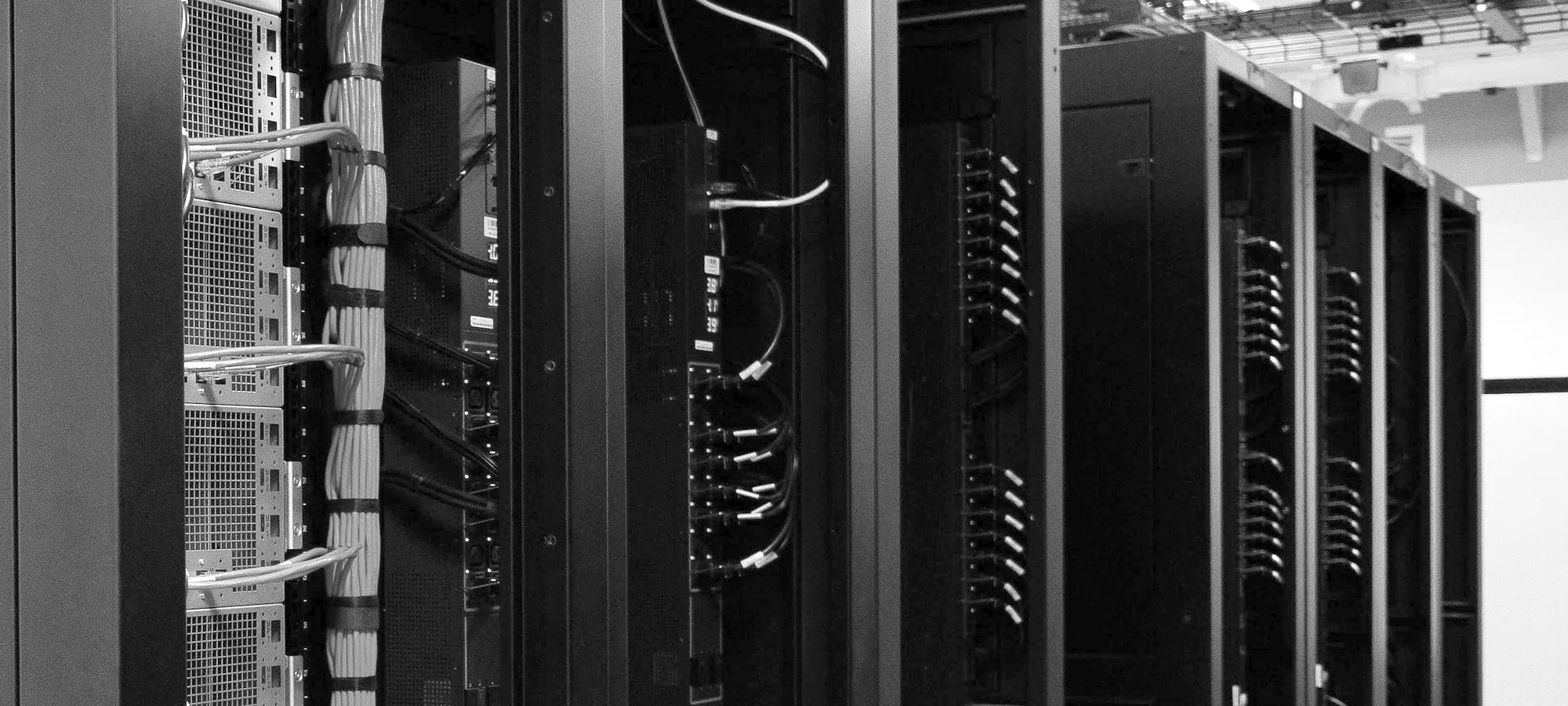 Serverreihe in einem Rechenzentrum, dunkel, weiter Ausschnitt
